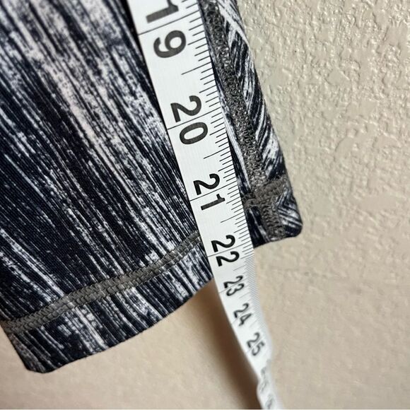 Lululemon Wunder Under Crop in Heat Wave 22” - Picture 4 of 8